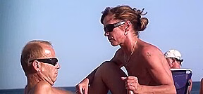 se faire sucer sur une plage naturiste