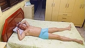 Descansando Gostoso Com o Pau Duro 005