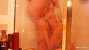 KInky Blondes Brittany Andrews And Daisy Harper Take A Hot Wet Shower!